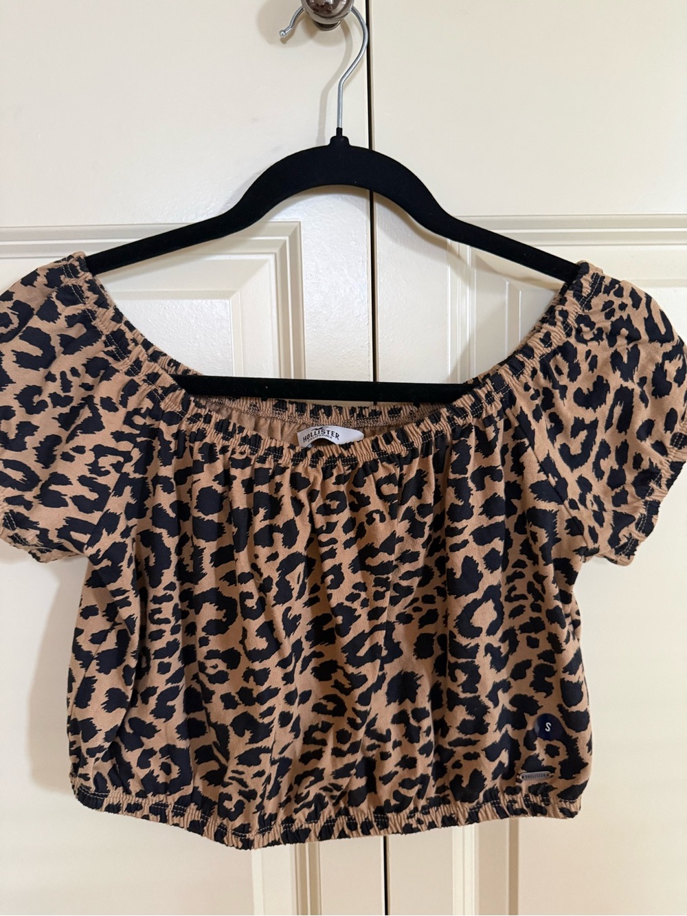 Hollister Leopard Print Off-Shoulder Crop Top - Tan & Black
